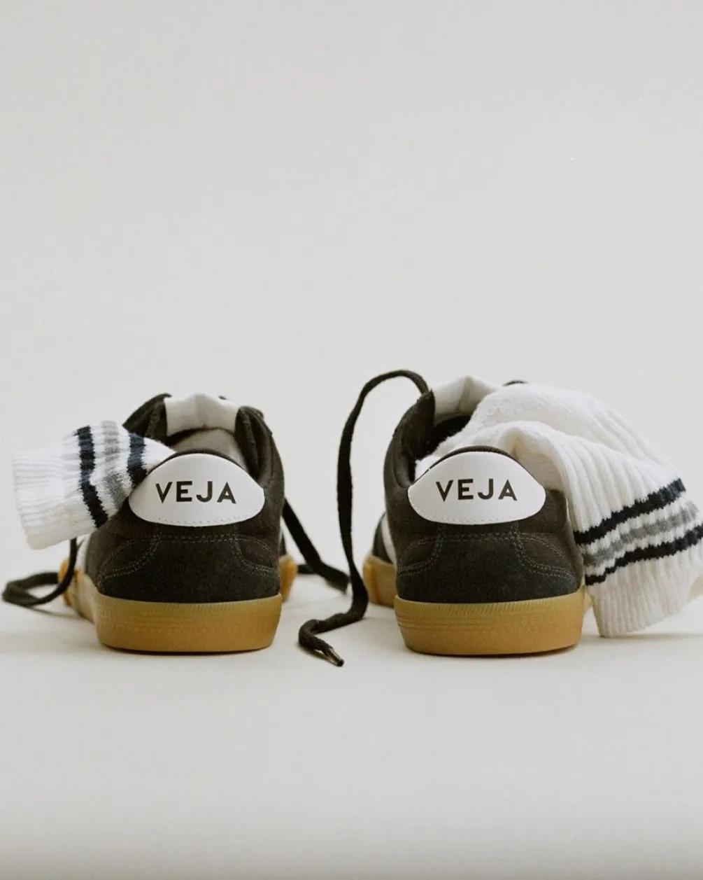 VOLLEY CANVAS BLACK WHITE NATURAL<VEJA Best